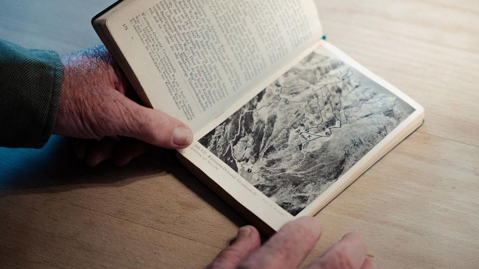Ein aufgeschlagenes altes Buch, zu sehen ist die Eiskapelle