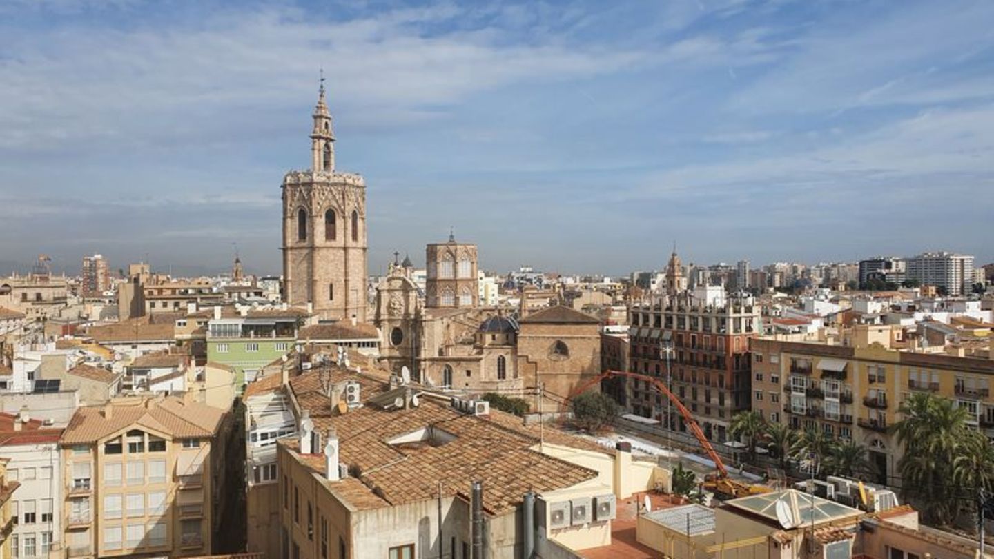 Die Kathedrale von Valencia überragt die Altstadt der Mittelmeermetropole. Foto: Alexandra Frank/dpa-tmn