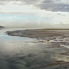Aus der Tiefe gespeist: Inmitten der immer häufiger ausgetrockneten Playa des Great Salt Lake tauchen bewachsene Inseln auf