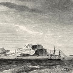 Historsiche Zeichnung einer Bucht mit einem Segelschiff, im Hintergrund eine Felsformation