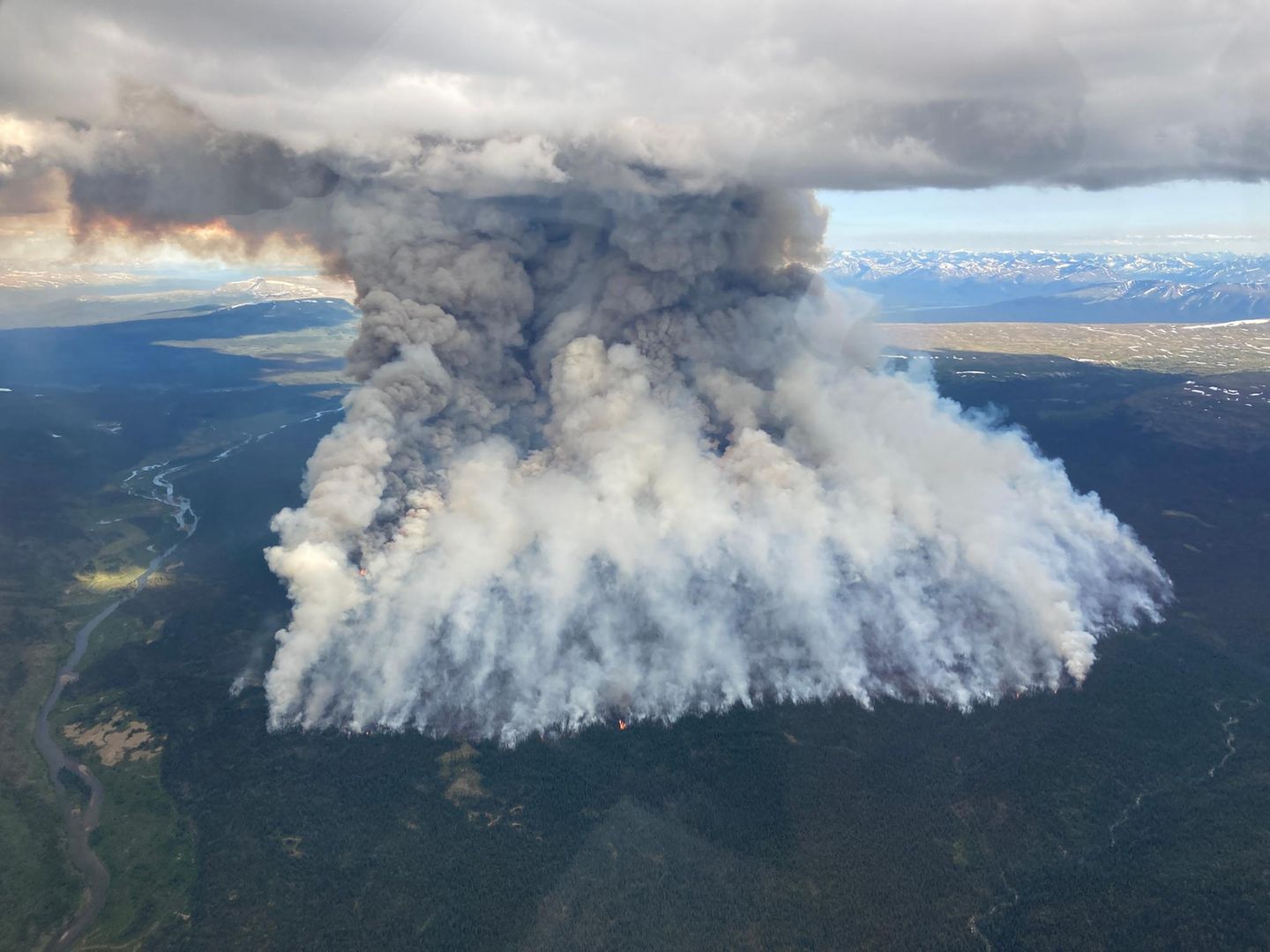 In der kanadischen Provinz British Columbia brennt im Juli 2023 der Wald. Rauch steigt auf und verteilt sich in höheren Schichten der Atmosphäre