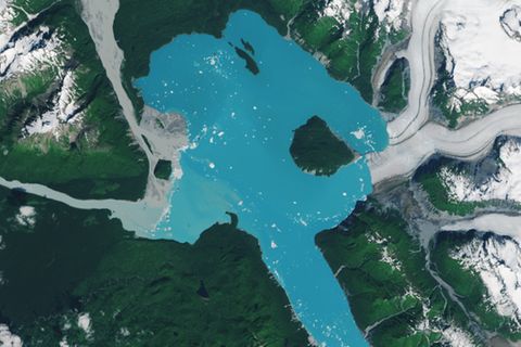 Im Alsek-See haben schmelzende Gletscher eine Insel freigelegt