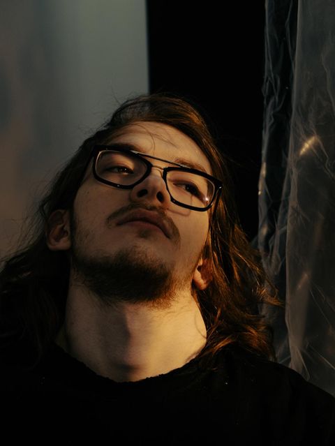 Mann im Halbdunkel schaut melanchlisch nach oben