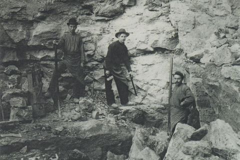 Drei Personen im Steinbruch Ehringsdorf