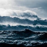 EinJetski bei starkem Wellengang