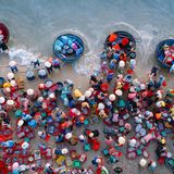 Eine Menschenmenge von oben, die das Gefischte an Land befördert