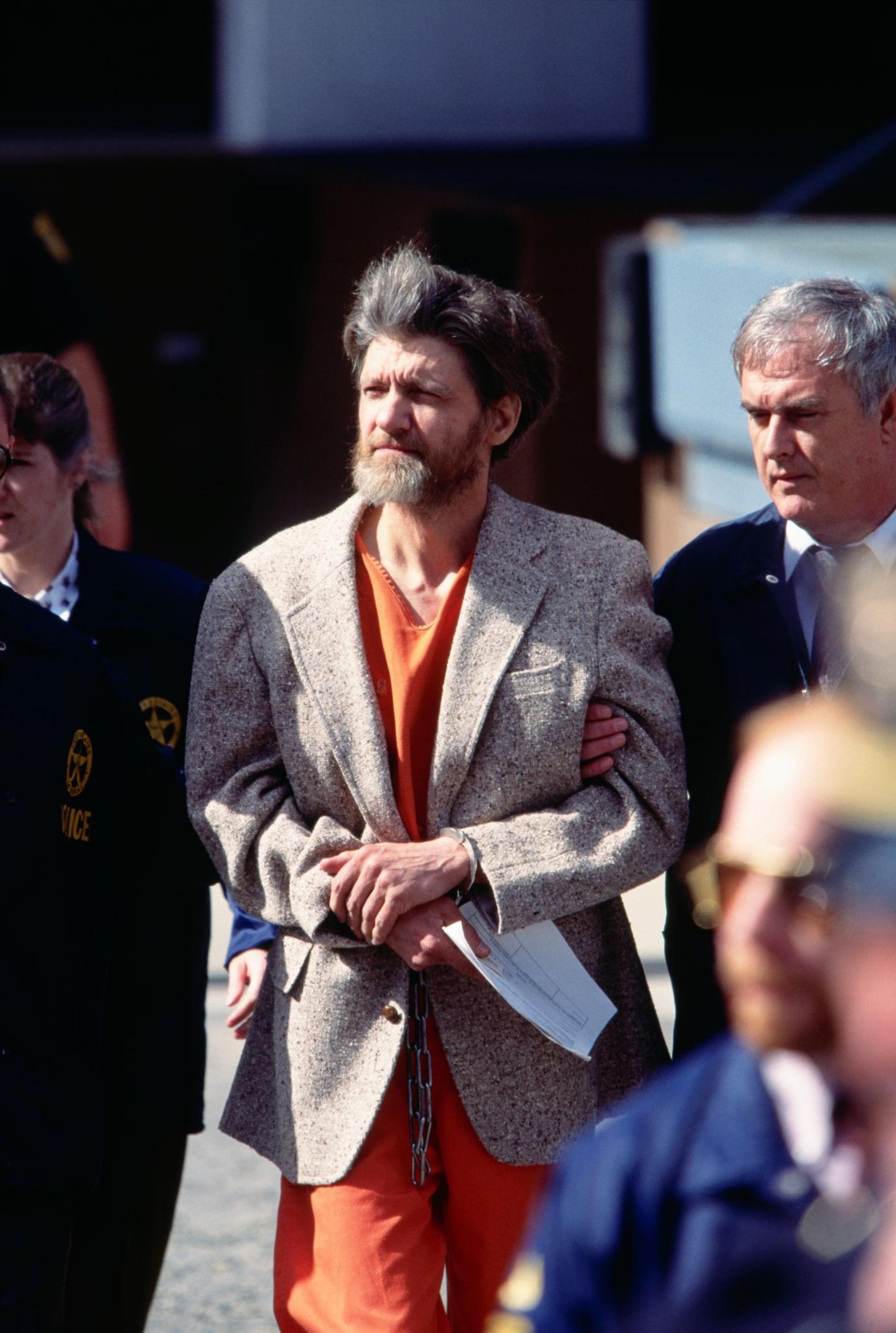 Theodore Kaczynski mit zwei Polizisten