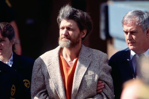 Theodore Kaczynski mit zwei Polizisten