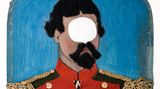 Ein bemaltes Schild, auf dem König Ludwig II abgebildet ist, mit einem Loch an Stelle seiner Augen
