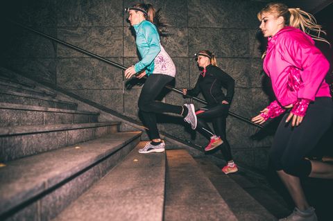 Sehen und gesehen werden: Helle Laufkleidung und gut beleuchtete Wege sorgen beim Joggen im Dunkeln für mehr Sicherheit