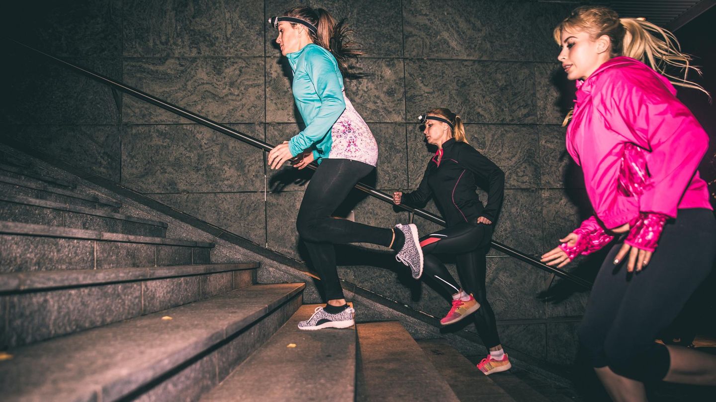 Sehen und gesehen werden: Helle Laufkleidung und gut beleuchtete Wege sorgen beim Joggen im Dunkeln für mehr Sicherheit
