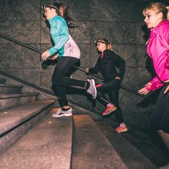 Sehen und gesehen werden: Helle Laufkleidung und gut beleuchtete Wege sorgen beim Joggen im Dunkeln für mehr Sicherheit