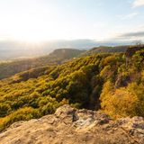 Weserbergland mit Felsen