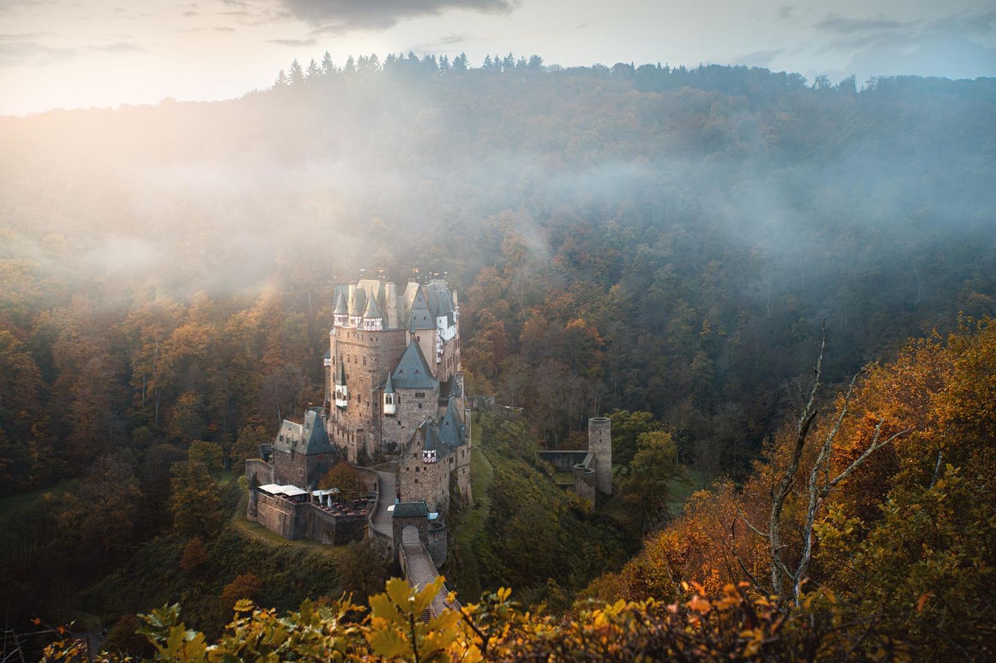 Das Tal der Eltz Burg Eltz im Herbst