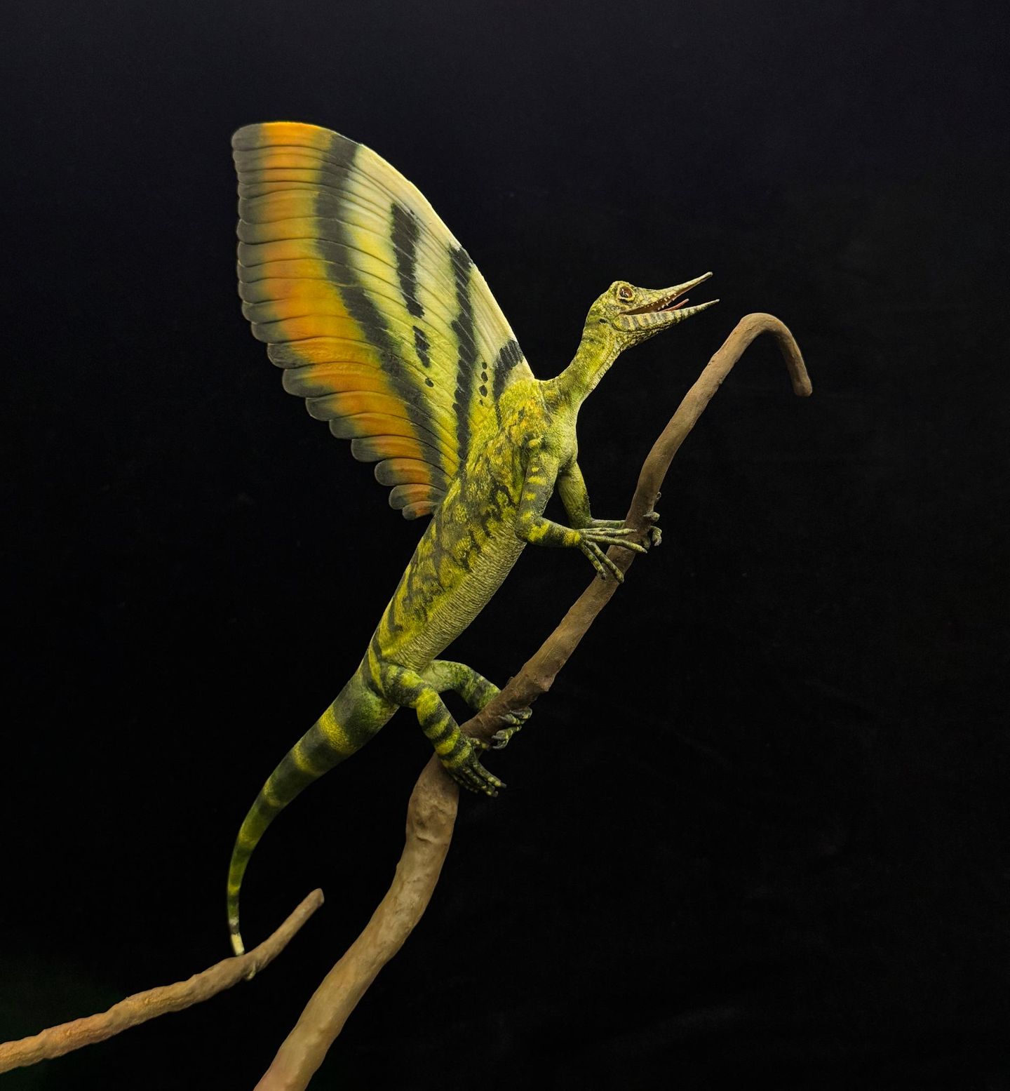 Dinosaurier auf einem Ast