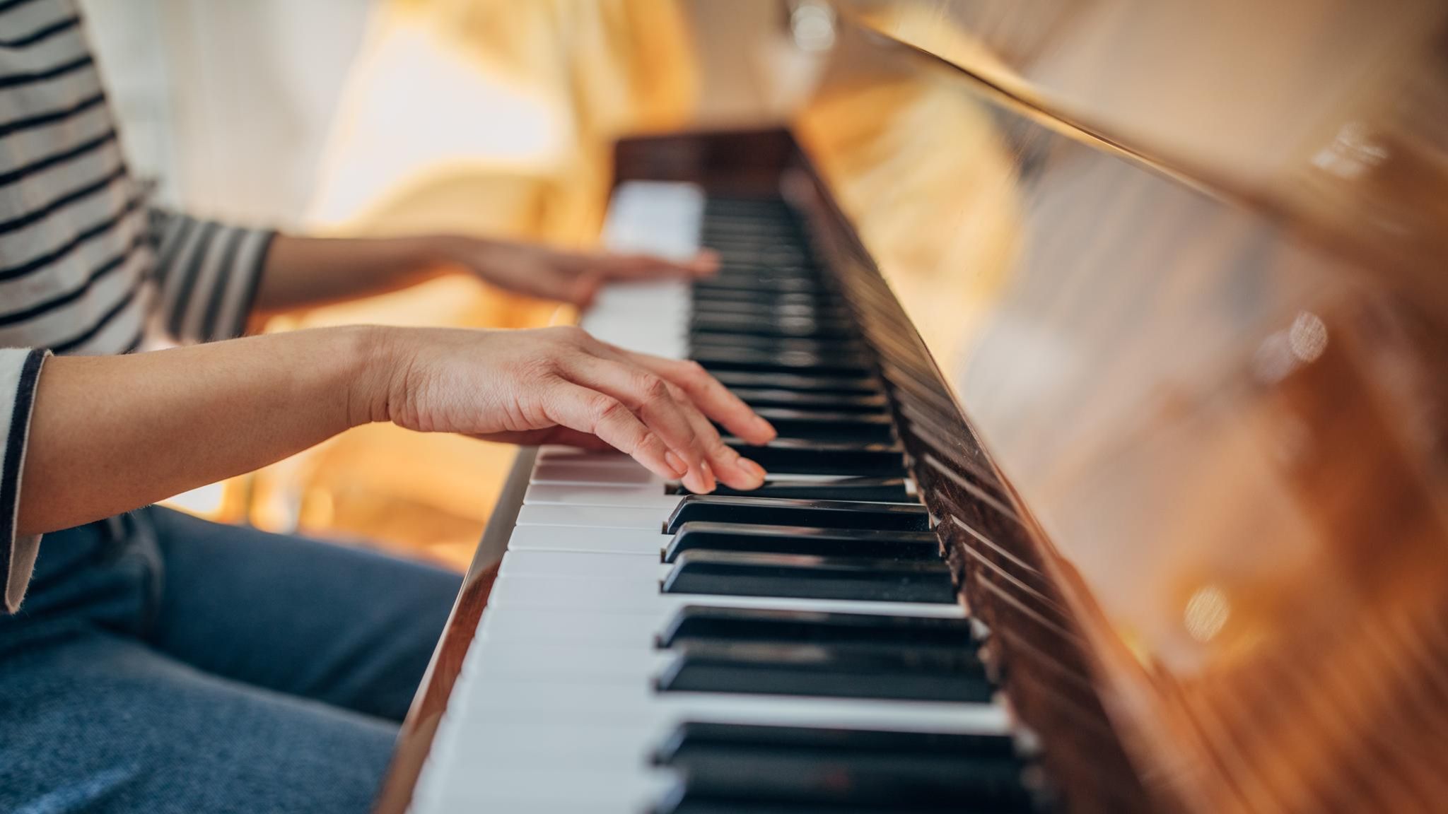 Frau spielt Klavier