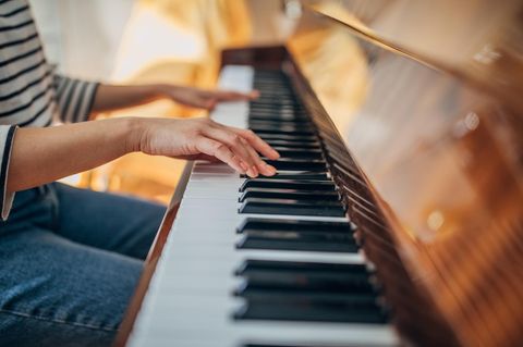 Frau spielt Klavier