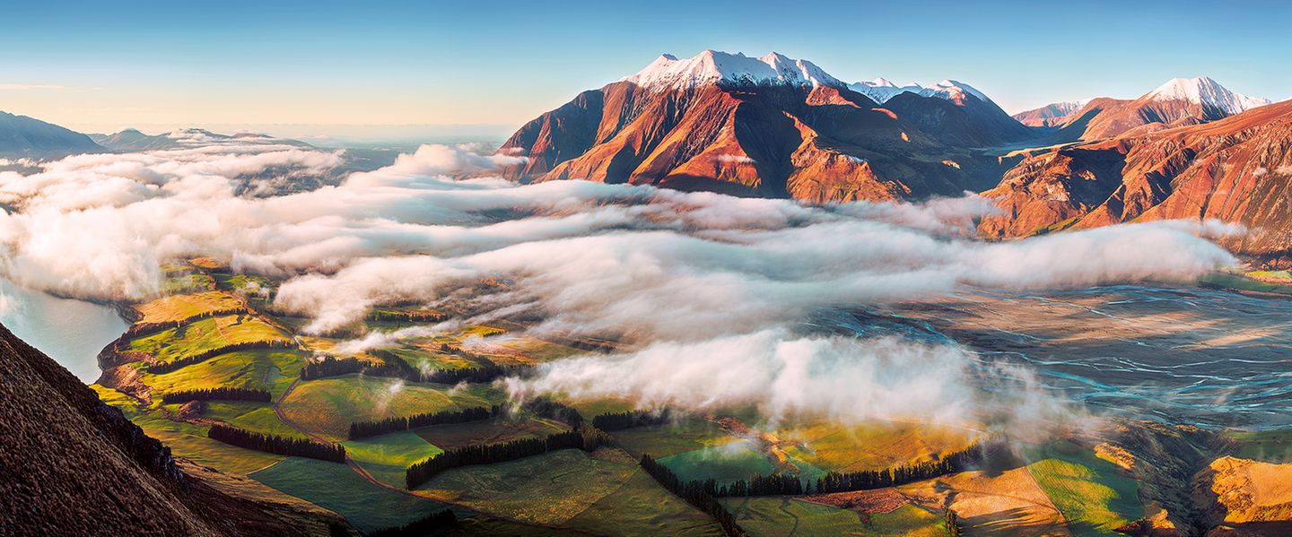 Wer solche Momente erleben will, muss früh aufstehen: Nahe der größten Stadt der neuseeländischen Südinsel, zwischen Pazifik und den überzuckerten Berggipfeln der Southern Alps, bahnen sich die ersten Sonnenstrahlen ihren Weg durch dichte Nebelschwaden. Von der quirligen Stadt aus sind die Südlichen Alpen in nur einer Fahrstunde zu erreichen