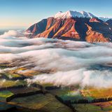 Wer solche Momente erleben will, muss früh aufstehen: Nahe der größten Stadt der neuseeländischen Südinsel, zwischen Pazifik und den überzuckerten Berggipfeln der Southern Alps, bahnen sich die ersten Sonnenstrahlen ihren Weg durch dichte Nebelschwaden. Von der quirligen Stadt aus sind die Südlichen Alpen in nur einer Fahrstunde zu erreichen