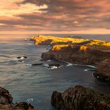 Im letzten Sonnenlicht des Abends erstrahlen Felsen und Vegetation auf Madeira