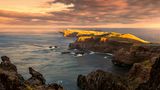 Im letzten Sonnenlicht des Abends erstrahlen Felsen und Vegetation auf Madeira