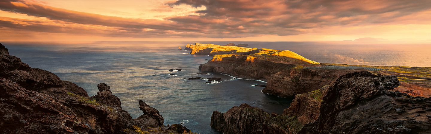 Im letzten Sonnenlicht des Abends erstrahlen Felsen und Vegetation auf Madeira