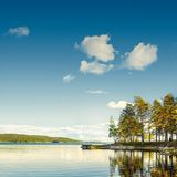 Spärliche Wattewolken betonen das makellose Blau des Himmels