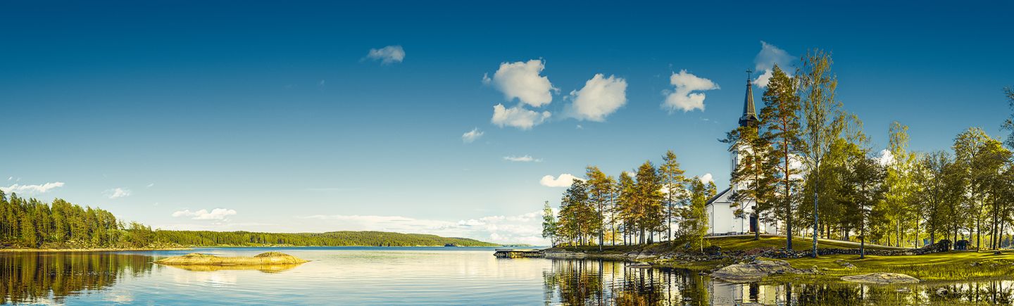 Spärliche Wattewolken betonen das makellose Blau des Himmels