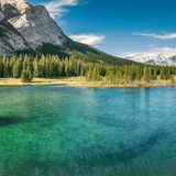 Hinter dem Cascade Pond ragt die steile Flanke des Cascade Mountain auf
