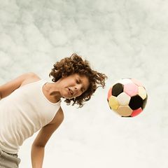 Kind beim Kopfball