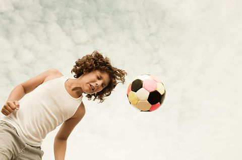 Kind beim Kopfball
