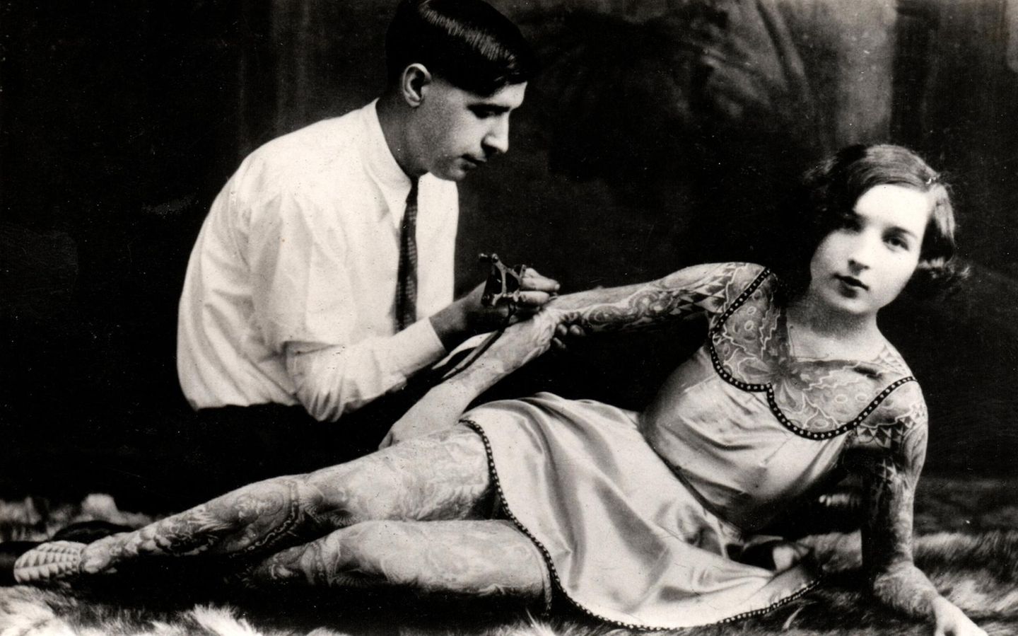 Frau lässt sich Tätowieren