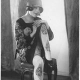 Frau zeigt ihre bestickte Strümpfe