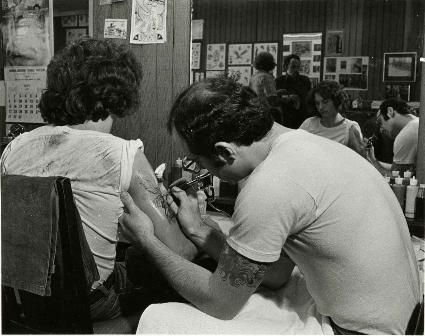 Mann tätowiert Frau