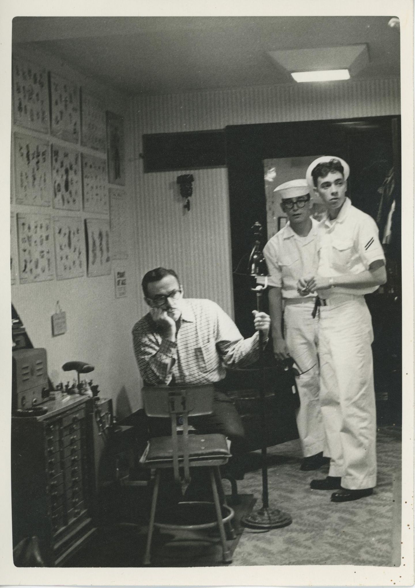 Matrosen stehen in Tattoostudio