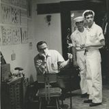 Matrosen stehen in Tattoostudio