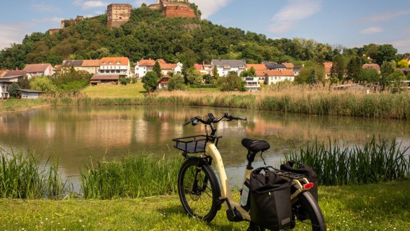 Sitzt auf einem erloschenen Vulkankegel: Burg Güssing, die auf der "Paradiesroute" einer der schönsten Ausblicke bietet. Foto: A