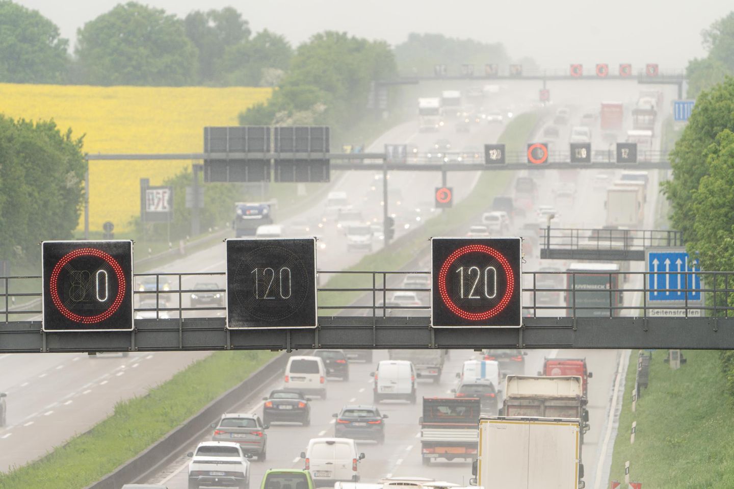 Tempolimit 120 auf einer Autobahn