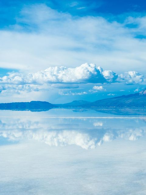 Der Himmel spiegelt sich auf der Wasseroberfläche des Salar de Uyuni in Bolivien