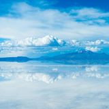Der Himmel spiegelt sich auf der Wasseroberfläche des Salar de Uyuni in Bolivien