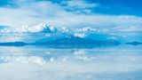 Der Himmel spiegelt sich auf der Wasseroberfläche des Salar de Uyuni in Bolivien
