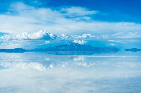 Der Himmel spiegelt sich auf der Wasseroberfläche des Salar de Uyuni in Bolivien