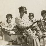 Vier Frauen sitzen in einem Auto, 1909