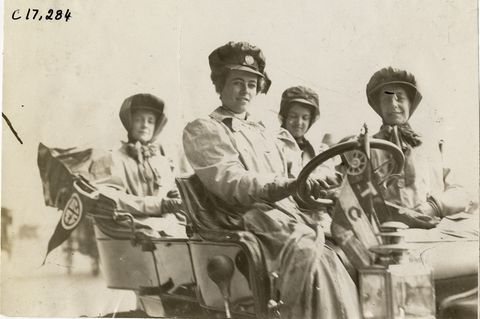 Vier Frauen sitzen in einem Auto, 1909