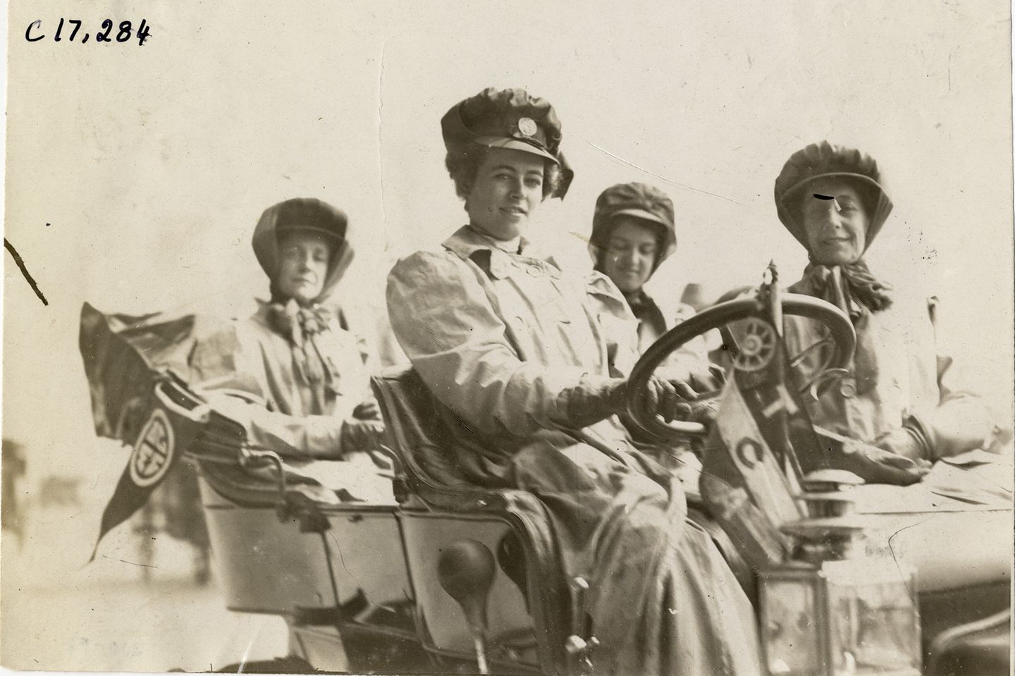 Vier Frauen sitzen in einem Auto, 1909