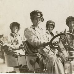 Vier Frauen sitzen in einem Auto, 1909
