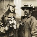 Alice Ramsey mit Blumenstrauß neben Joan Cuneo, 1909