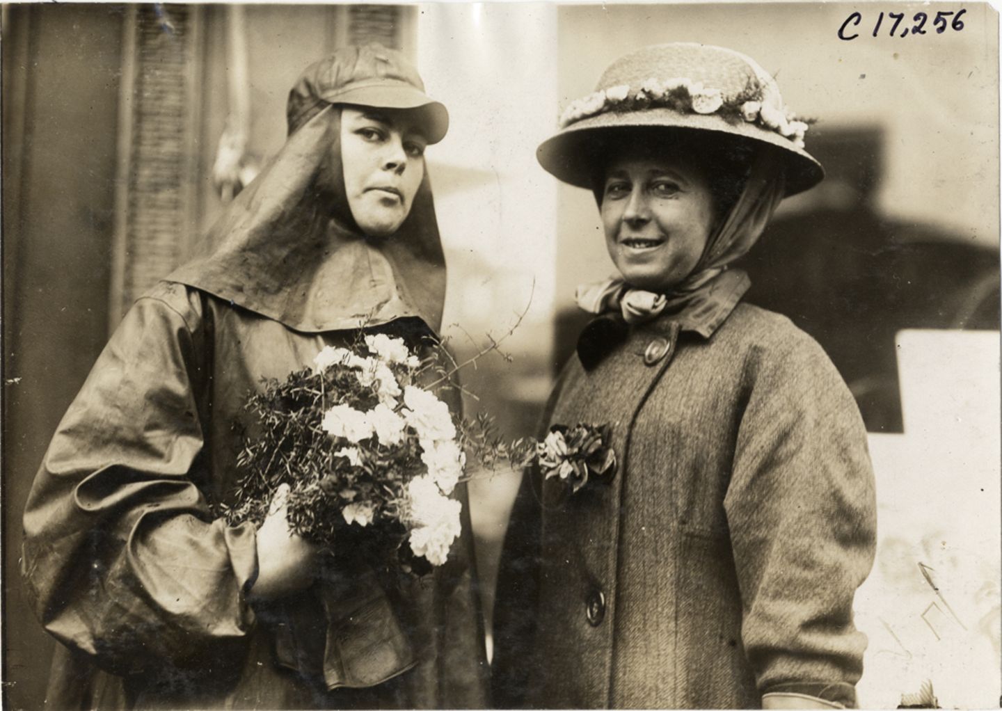 Alice Ramsey mit Blumenstrauß neben Joan Cuneo, 1909