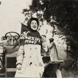 Beifahrerin Hermine Jahns schreit vor Freude vor dem Maxwell-Tourenwagen, August 1909