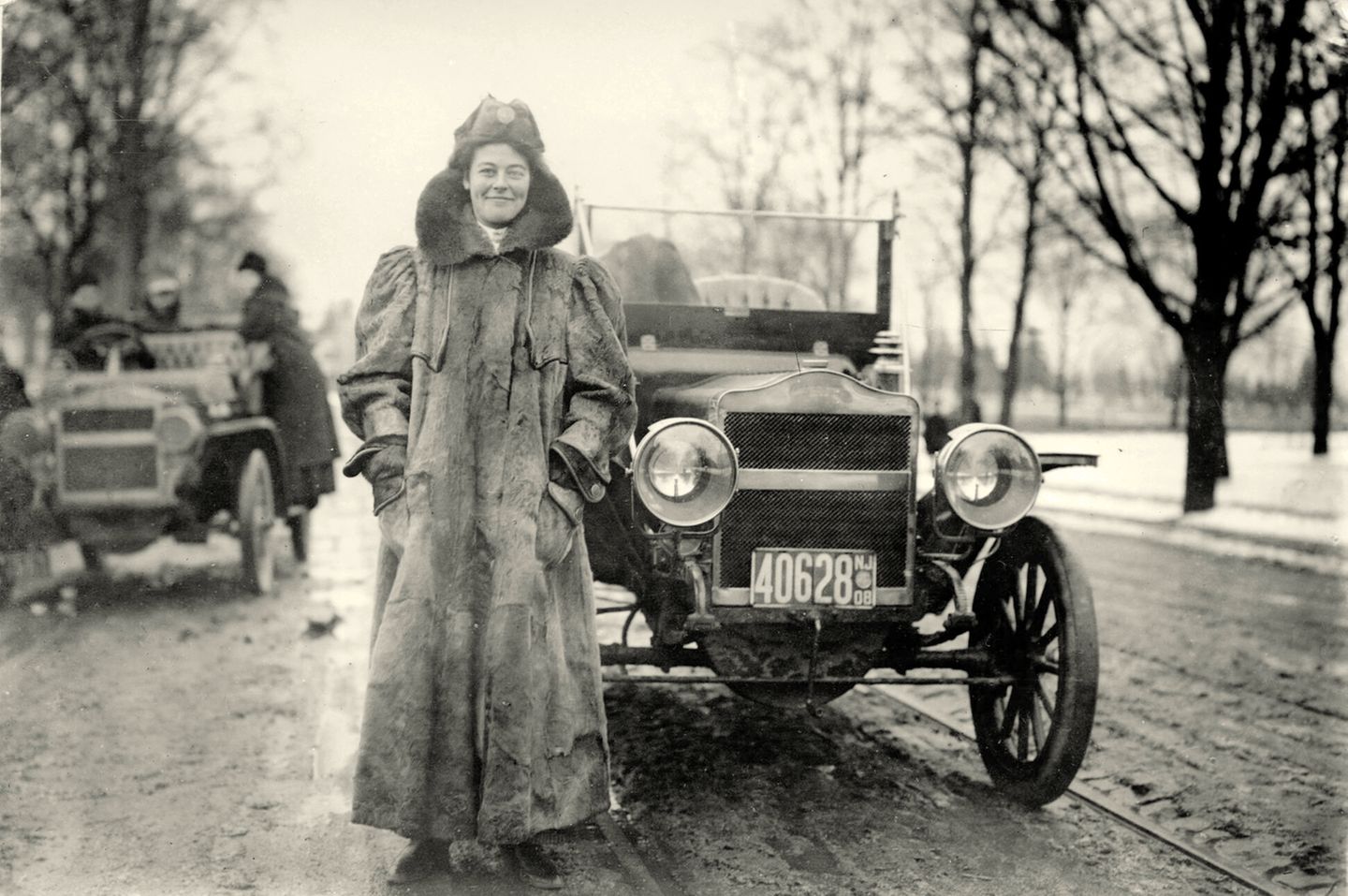Alice Ramsey steht neben ihrem Auto